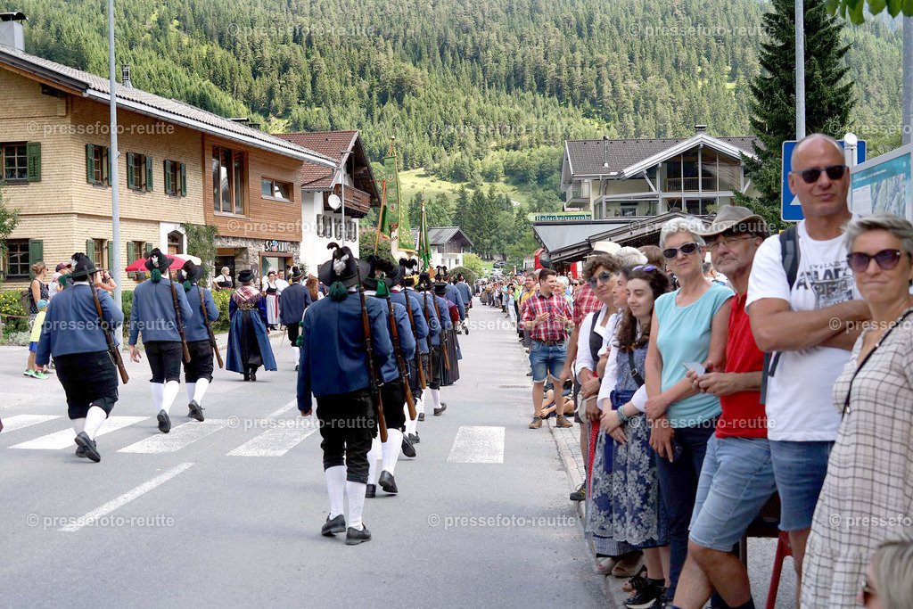 e34-news-2023-Juli23-Regimentsschuetzenfest3-Steeg-UMZUG_DORF-DSC07515 | Info aus dem Bezirk Reutte/Ausserfern Tirol sowie eine umfangreiche Bilddatenbank über die gesamte Region: Lechtal, Talkessel Reutte, Tannheimertal, Zwischentoren. Lech, Plansee, Zugspitze, Grenztunnel, B179, Fernpassstraße, Verkehr, Lawinen, Tradition, - Realisiert mit Pictrs.com