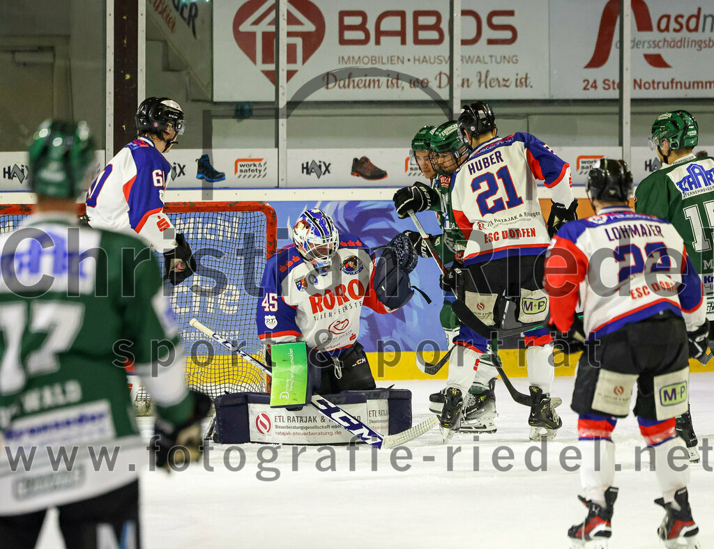2023-11-03_095_TSV_Erding_gegen_ESC_Dorfen | Erding, Deutschland, 03.11.2023:
Eishockey, Bayernliga Vorrunde 2023 / 2024, 6. Spieltag, TSV Erding gegen ESC Dorfen, Endergebnis: 11:3

Torwart Maximilian Englbrecht (ESC Dorfen, #45), Maximilian Huber (ESC Dorfen, #21)

Foto: Christian Riedel / fotografie-riedel.net