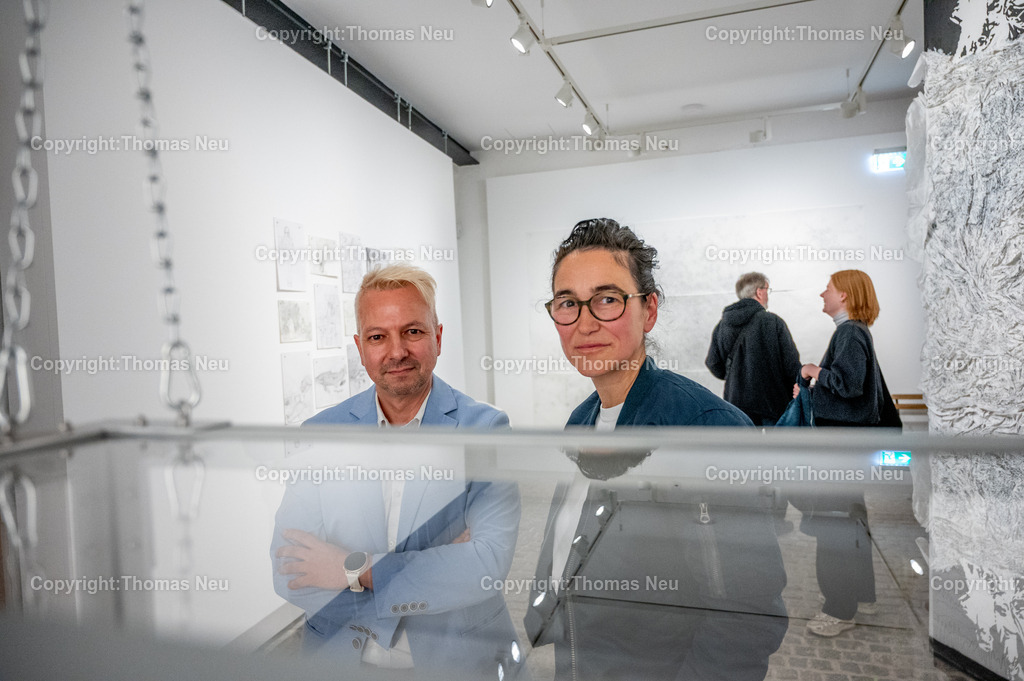 Museum-Bensheim-Ausstellung-Tipping-Points-Fotografie-Thomas-Neu-6 | bbe, Museum bensheim, Das Ausstellungsprojekt Tipping Points -Studierende der Hochschule für Gestaltung Offenbach ,,Das Projekt wurde im Lehrgebiet Zeichnung (Nadine Fecht) initiiert und in Kooperation mit dem Museum Bensheim sowie lehrgebietsübergreifend mit dem Kommunikationsdesign realisiert., hier mit Museumsleiter Dr. Jan Christoph Breitwieser, .,Bild: THomas Neu