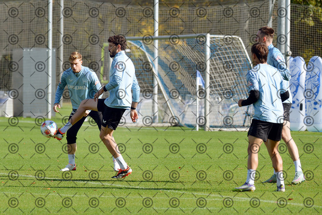 RGE_6455b | Hertha BSC, 2.Bundesliga, Herren, Saison 2025/26, Training, Montag 13.10. 2025, im Bild von li. Julian Eitschberger  (Hertha BSC),  Agustin Rogel ( Hertha BSC ),   Fotograf:  Ralf Gebhardt - Realisiert mit Pictrs.com