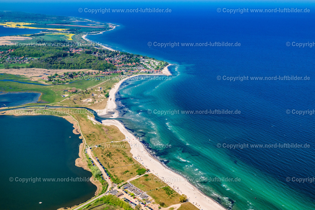Hohwacht_ELS_5920010524 | HOHWACHT 01.05.2024 Ortsansicht an der Meeres-Küste der Ostsee in Hohwacht im Bundesland Schleswig-Holstein. Weiterführende Informationen bei: Hohwachter Bucht Touristik GmbH. // Townscape on the seacoast of Baltic Sea in Hohwacht in the state Schleswig-Holstein. Further information at: Hohwachter Bucht Touristik GmbH. Foto: Martin Elsen