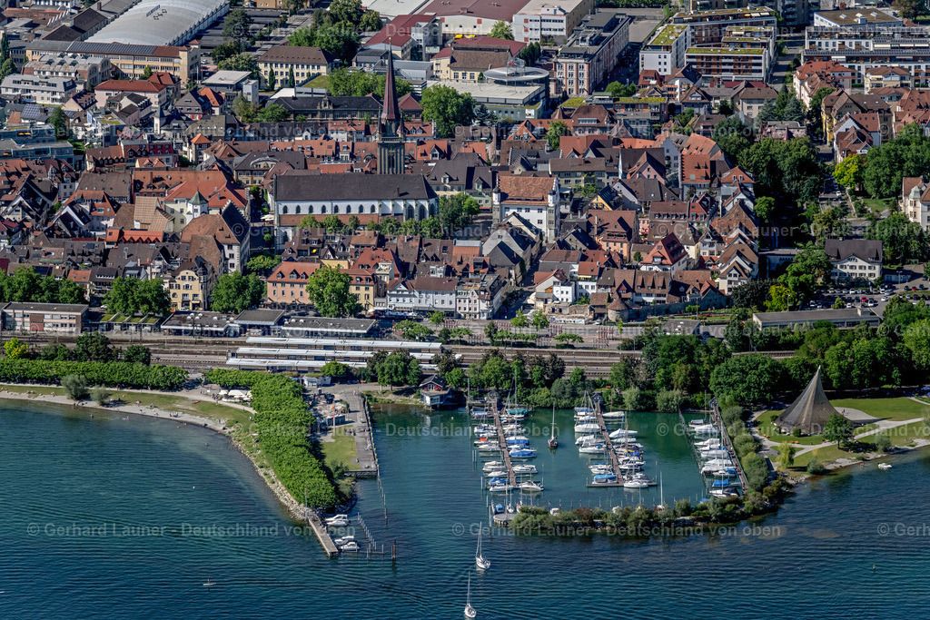 4032335 | RADOLFZELL AM BODENSEE 12.06.2020 Gleisverlauf und Bahnhofsgebäude in Radolfzell am Bodensee im Bundesland Baden-Württemberg, Deutschland. // Train station railway building in Radolfzell am Bodensee in the state Baden-Wuerttemberg, Germany. Foto: Gerhard Launer