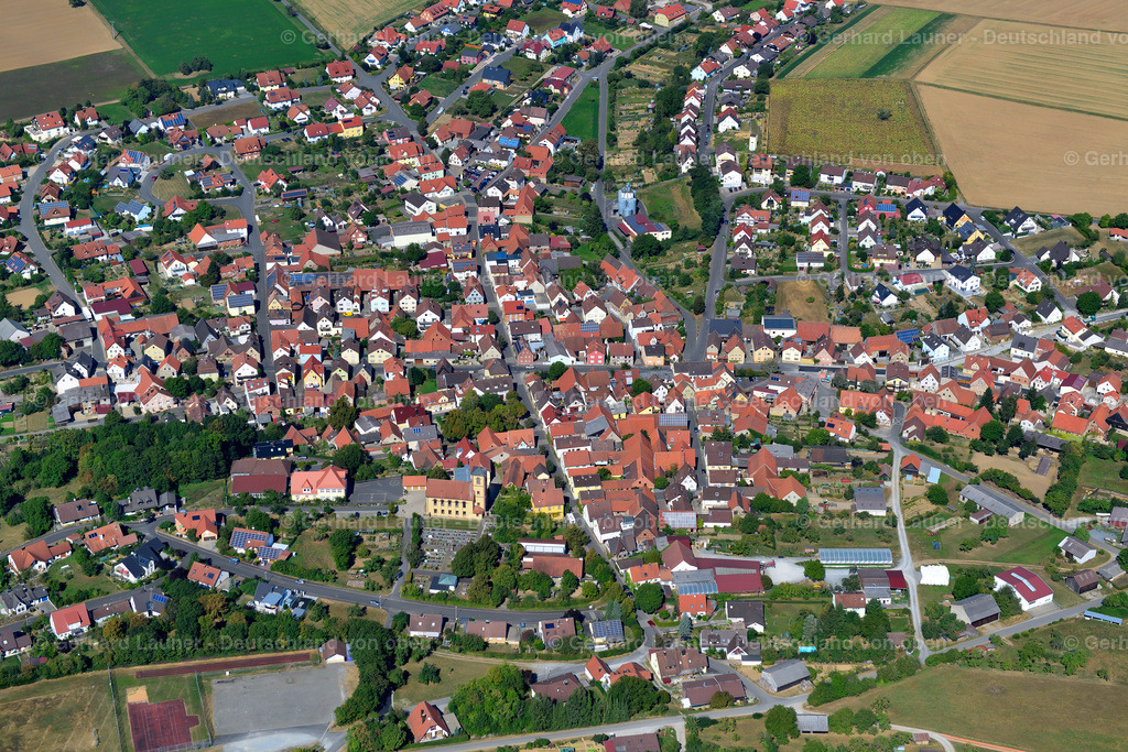 3650586 | OBERALTERTHEIM 13.09.2016 Stadtansicht vom Stadtrand angrenzend an landwirtschaftliche Feldern  in Oberaltertheim im Bundesland Bayern, Deutschland // City view from the outskirts with adjacent agricultural fields  in Oberaltertheim in the state Bavaria, Germany Foto: Gerhard Launer