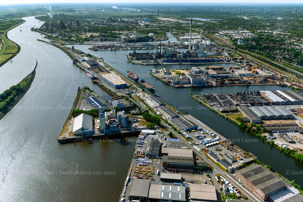 4030091 | BREMEN 01.06.2020 Kaianlagen und Schiffs- Anlegestellen am Hafenbecken des Binnenhafen am Ufer der Weser im Ortsteil Gröpelingen in Bremen, Deutschland. Weiterführende Informationen bei: bremenports GmbH &amp; Co. KG. // Quays and boat moorings at the port of the inland port on shore of Weser in the district Groepelingen in Bremen, Germany. Further information at: bremenports GmbH &amp; Co. KG. Foto: Gerhard Launer