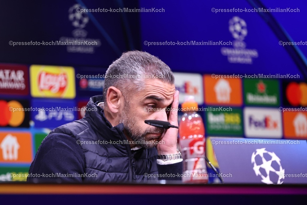 UCL1902250101070 | 19.02.2025, Fußball, UEFA Champions League, Borussia Dortmund - Sporting Lissabon, Signal Iduna Park, Knockout phase play-offs, Saison 2024 2025: Cheftrainer Rui Borges (Sporting) sichtlich enttäuscht Enttäuschung bei der Pressekonferenz nach dem Spiel