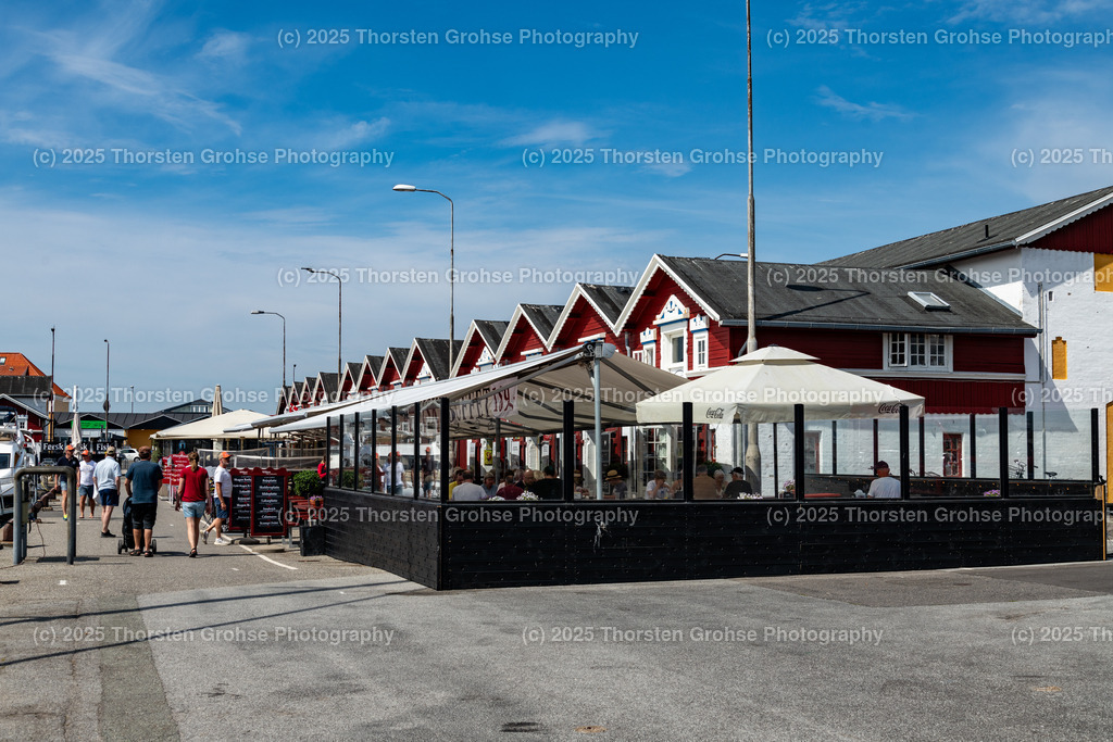 Port of Skagen at the north end of the Jutland peninsula Denmark June 2023 / Hafen von Skagen am nördlichen Ende der Halbinsel Jütland Dänemark Juni 2023 | Skagen is Denmark's northernmost town. The North Sea / Skagerrak and the Baltic Sea / Kattegat meet at Grenen Beach, which lies on the north-eastern outskirts of Skagen. / Skagen ist die nördlichste Stadt von Dänemark. Am Strand von Grenen, der am nordöstlichen Stadtrand von Skagen liegt, treffen die Nordsee / Skagerrak und die Ostsee / Kattegat aufeinander. - Realisiert mit Pictrs.com