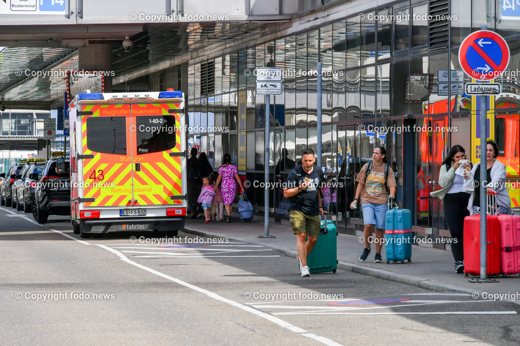 Deutschland_ Baden-Wuerttemberg_ Stuttgart_ 27.08.2025-4 | 27.08.2025, Deutschland, GER, Baden-Wuerttemberg, Stuttgart, im Bild Stuttgart Airport, Flughafen, STR, Reisen, Tourismus, Abflug, Ankunft, Terminal, Check-in, Sicherheitskontrolle, Gepaeck, Koffer, Duty-Free, Boarding, Fluggesellschaft, Passagiere, Flugreise, Urlaub, Businessreise, Reiseziele, Nonstop-Fluege, Parken am Flughafen, Mietwagen, Flughafen-Shuttle, Reiseplanung, Staedtereise, internationale Fluege, Kurzurlaub, Reisedokumente, Boardingkarte, Reisesicherheit, Flughafenlounge, Reisevorfreude, Reiseinformation, Mobilitaet, Flughafeninfrastruktur, Flugverbindung, Ticketbuchung, Gepaeckausgabe, Flugplan, Reiseerlebnis, Feature, Symbolbild