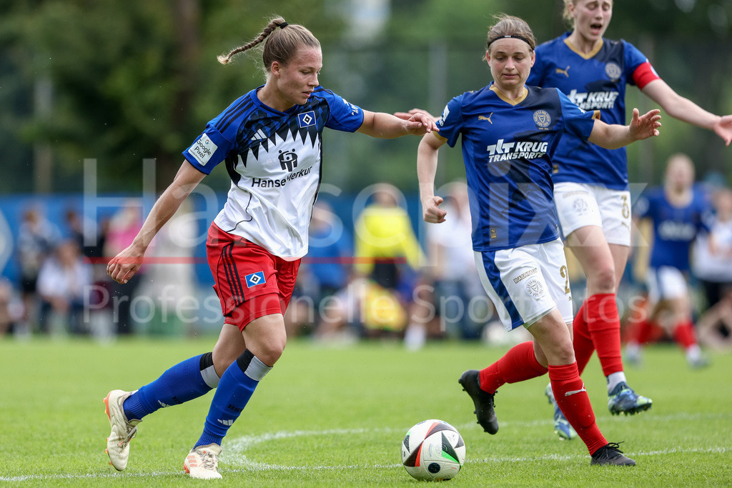 Fussball, Testspiel Frauen, Hamburger SV - Holstein Kiel | v.li.: Christin Meyer (Hamburger SV, 16) und Lea Althof (Holstein Kiel, 21) im Zweikampf, Duell, Dynamik, Aktion, Action, Spielszene
