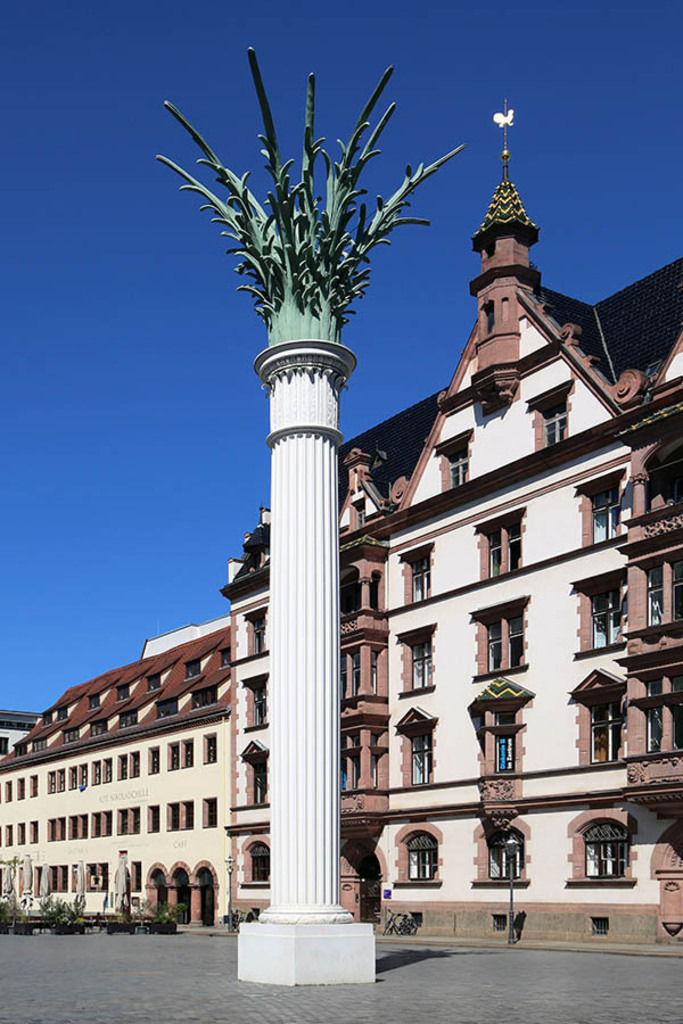 Foto: Leipzig - Nikolaisäule auf dem Nikolaikirchhof | Das Team hinter BILDLEXIKON LEIPZIG bündelt historische wie aktuelle Informationen über die Stadt Leipzig in Text und Bild auf einer Plattform und stellt diese der interessierten Öffentlichkeit zur Verfügung.