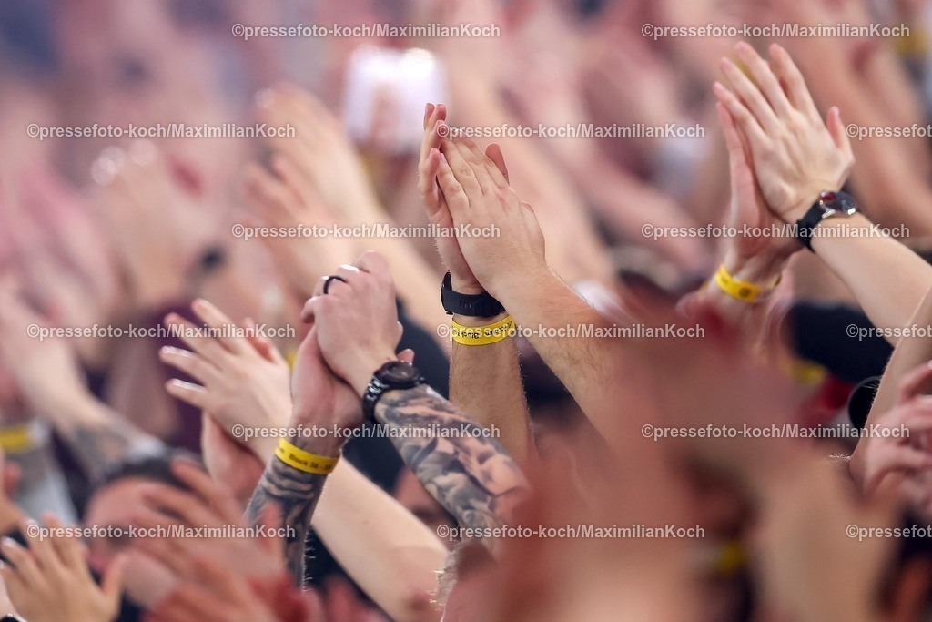 F9527022601009 | 27.02.2026, Fußball, Fortuna Düsseldorf - VfL Bochum, 2. Fußball Bundesliga, Merkur Spiel-Arena, Saison 2025 2026: Ultras auf der Tribüne klatschen in die Hände  DFB regulations prohibit any use of photographs as image sequences and or quasi-video.