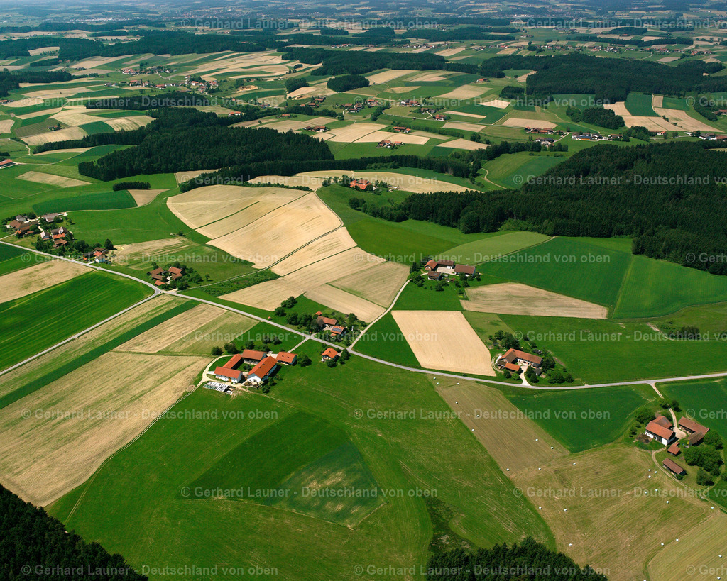 2516125 | MüNZENHOF 01.08.2005 Strukturen auf landwirtschaftlichen Feldern  in Münzenhof im Bundesland Bayern, Deutschland // Structures on agricultural fields  in Münzenhof in the state Bavaria, Germany Foto: Gerhard Launer