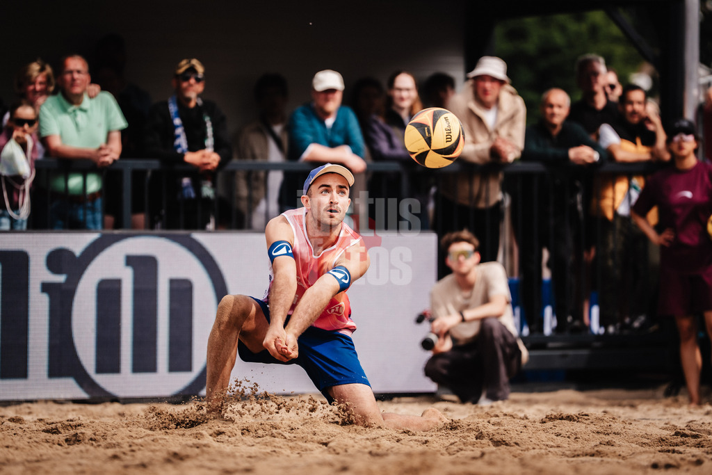Beachvolleyball | Männer | Allianz German Beach Tour 2025 | Tourstop Hamburg | 01.06.2025 | Tilo Rietschel nimmt den Ball an