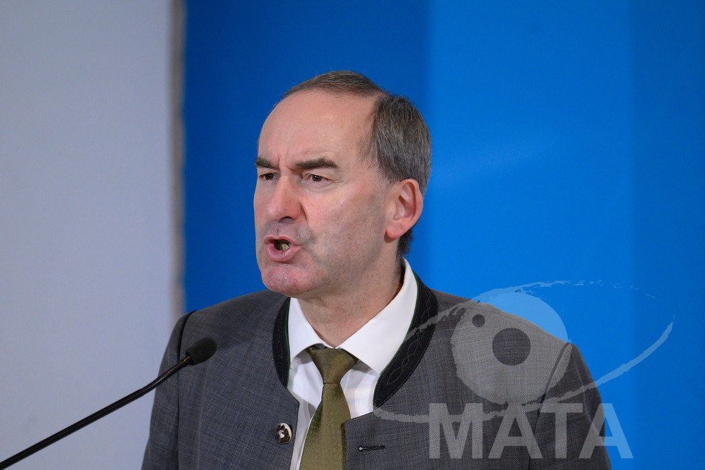 _DWI7805 | Bayerns Wirtschaftsminister Hubert Aiwanger (Freie Wähler) Pressekonferenz im Lokschuppen. Rosenheim, 02.12.2025 Bayern Deutschland - Realized with Pictrs.com