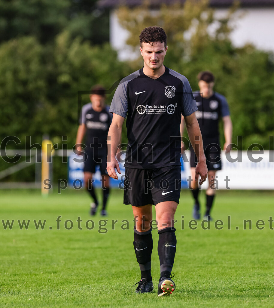 2023-08-08_134_FC_Moosinning_gegen_FC_Langengeisling | Moosinning, Deutschland, 08.08.2023:
Fußball, Bezirksliga Oberbayern Ost 2023 / 2024, 3. Spieltag, FC Moosinning gegen FC Langengeisling, Endergebnis: 0:4

Michael Faltlhauser (FC Langengeisling, #3)

Foto: Christian Riedel / fotografie-riedel.net