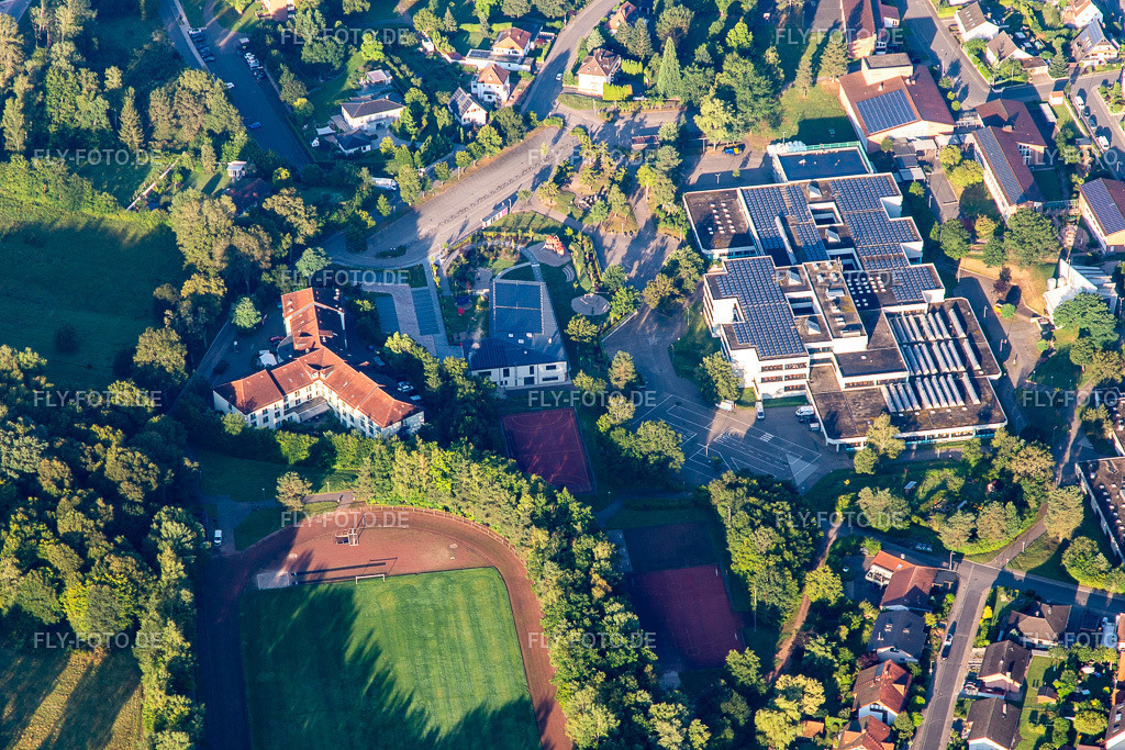 Seniorenheim Haus am Kurpark Dahn https://www.korian.de/pflege/stationaere-pflege/haus-am-kurpark-dahn-stationaere-pflege/ | Luftbild: Seniorenheim Haus am Kurpark Dahn https://www.korian.de/pflege/stationaere-pflege/haus-am-kurpark-dahn-stationaere-pflege/ in Dahn im Bundesland Rheinland-Pfalz in Deutschland. Foto: IMG_143083.jpg vom 06.08.2024 durch ©2025 Werner Riehm fly-foto.de/copyright - Realisiert mit Pictrs.com