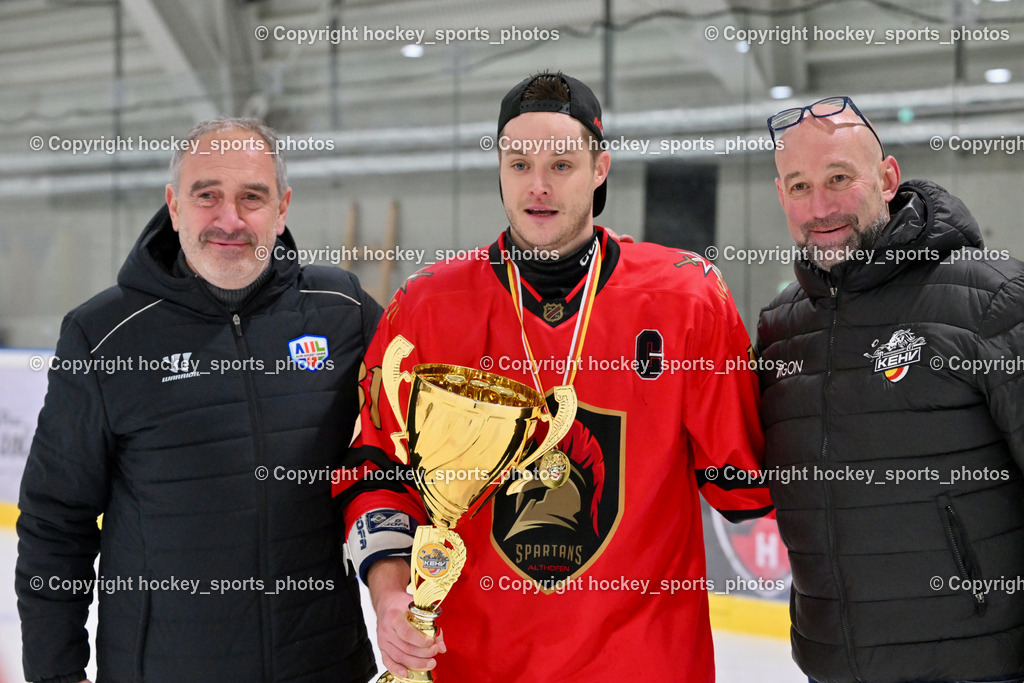 Lendhafen Seelöwen vs. Spartans Althofen | Siegerehrung, #81 Jakobitsch Silvio Spartans Althofen, Vizepräsident KEHV Herbert Hohenberger, Meister Pokal, Lendhafen Seelöwen vs. Spartans Althofen, Lendhafen Seelöwen vs. Spartans Althofen am 14.02.2025 in Ferlach (HTC Eishalle Ferlach), Austria, (Photo by Bernd Stefan)