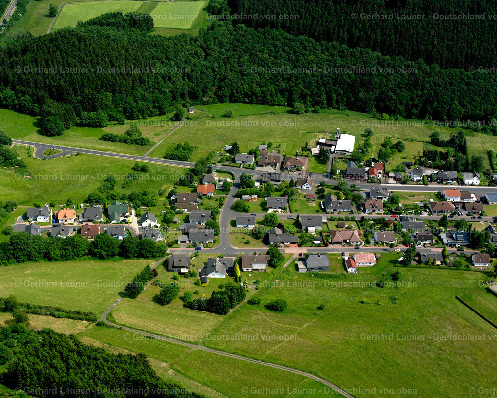 2611021 | MANDELN 09.06.2006 Landwirtschaftliche Nutzflächen und Feldgrenzen  umsäumen das Siedlungsgebiet des Dorfes in Mandeln im Bundesland Hessen, Deutschland // Agricultural land and field boundaries surround the settlement area of the village  in Mandeln in the state Hesse, Germany Foto: Gerhard Launer