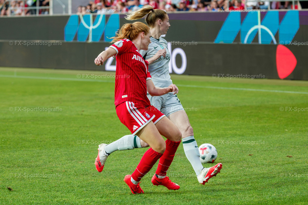 Supercup-Frauen-Bayern-Muenchen-vs-VfL-Wolfsburg 034 | Sportfotos und Eventgalerien von FX-Sportfotografie. Bilder von Fußball, Vereinsveranstaltungen und Events direkt ansehen und als Download bestellen. - Realisiert mit Pictrs.com
