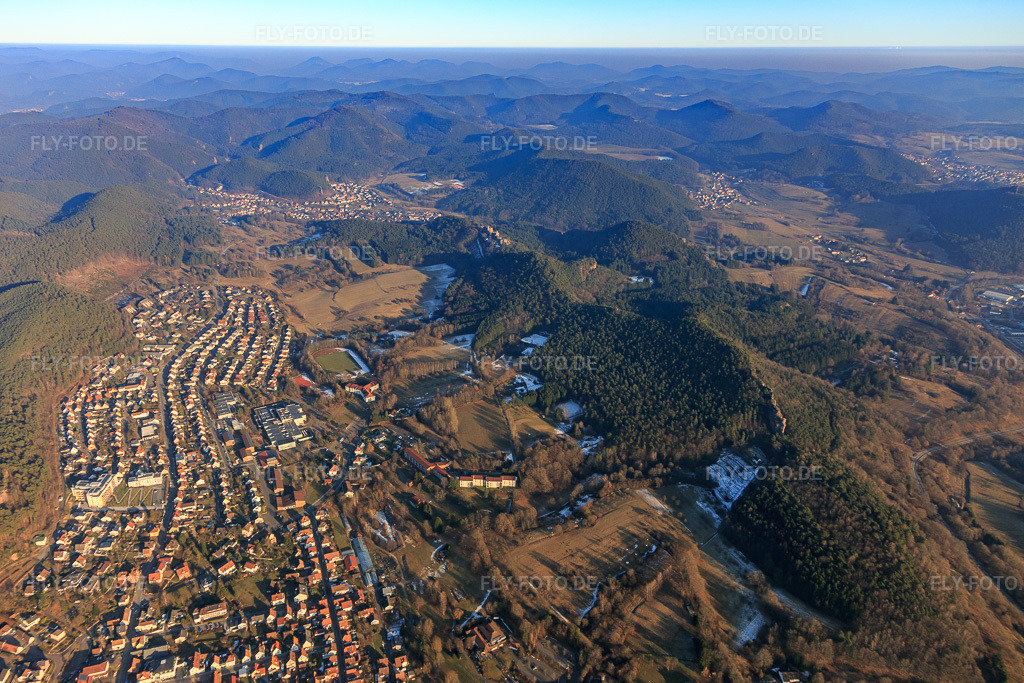 Luftbild: Ortsansicht aus Südwesten in Dahn im Bundesland Rheinland-Pfalz in Deutschland. Foto: IMG_096340.jpg vom 21.01.2017 durch Werner Riehm/FLY-FOTO.de