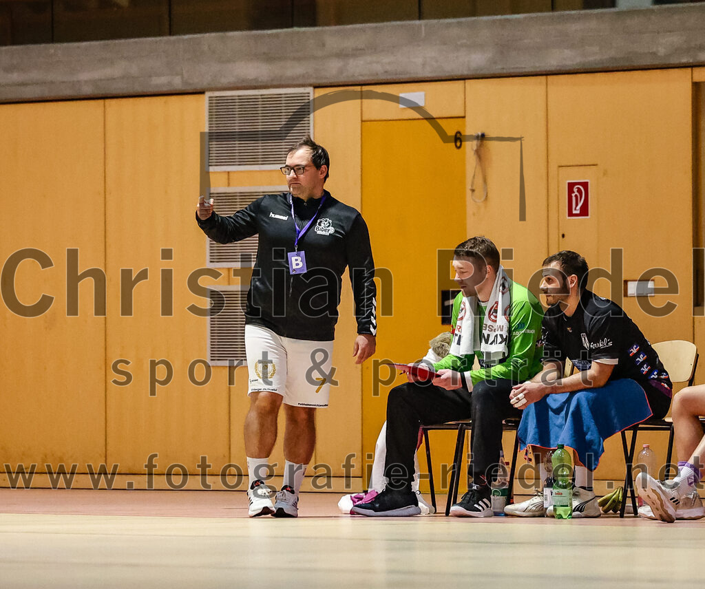 2024-10-13_039_SpVgg_Altenerding_gegen_SSG_Metten | Erding, Deutschland, 13.10.2024:Handball, Bezirksoberliga Männer 2024 / 2025, 4. Spieltag, SpVgg Altenerding gegen SSG Metten, Endergebnis: 40:22Trainer Simon Klawe (SpVgg Altenerding)Foto: Christian Riedel / fotografie-riedel.net