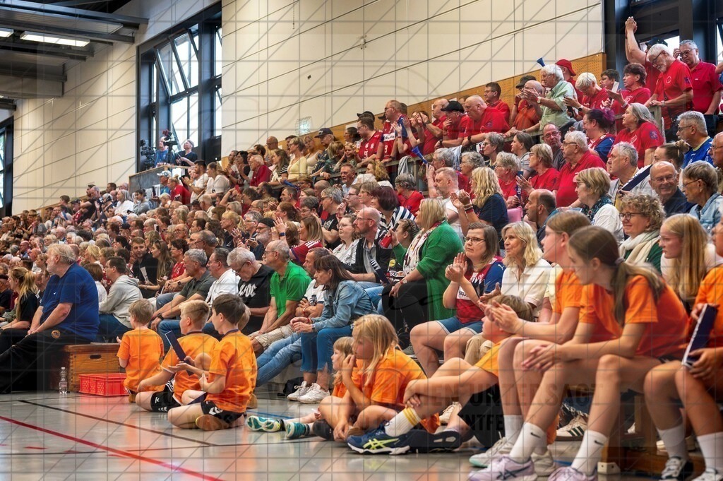 IHC 2026 - HC Hamburg vs. HØJ Elite | Zuschauer; IHC 2026 - HC Hamburg vs. HØJ Elite am 07.08.2026 in Sporthalle KGS, Schneverdingen - Realisiert mit Pictrs.com