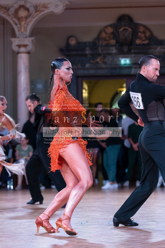 20240706_WDSF_WO_Latin_10934 | Tanzsportbilder, Standardtanz, Lateintanz, WDSF, DTV, LTVB, dancecomp, goc, hessen tanzt, blaues band der spree, walzer, tango, wiener walzer, slowfox, quickstepp, samba, rumba, cha-cha-cha, paso doble. jive, hd-kroft photography, turniertanzsport