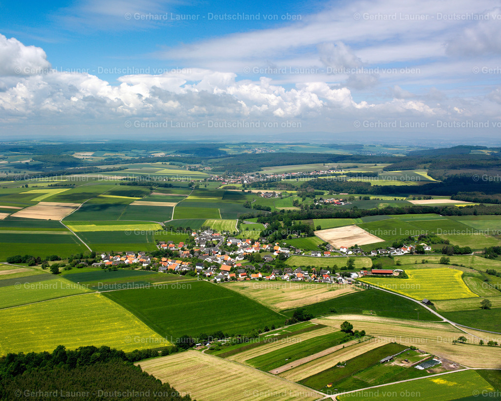 2615529 | ELBENROD 09.06.2006 Ortsansicht am Rande von landwirtschaftlichen Feldern und Nutzflächen  in Elbenrod im Bundesland Hessen, Deutschland // Village view on the edge of agricultural fields and land  in Elbenrod in the state Hesse, Germany Foto: Gerhard Launer