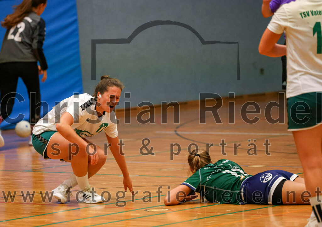 2023-09-16_013_TSV_Vaterstetten_gegen_SV_Muenchen_Laim | Baldham, Deutschland, 16.09.2023:
Handball, Bayernliga Frauen Staffel Süd 2023 / 2024, 1. Spieltag, TSV Vaterstetten gegen SV München Laim, Endergebnis: 23:34

Verena Taenzler (TSV Vaterstetten, #17), Franziska Neumaier (SV München Laim, #12)

Foto: Christian Riedel / fotografie-riedel.net