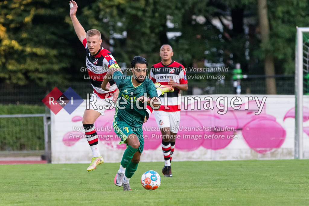 Fußball, Saison 2022/23, Oberliga Hamburg, Hamm United - Altona 93, Hammer-Park-Stadion (Hamburg), 12.08.2022, 3. Spieltag | Fynn Lennart Rathjen (#21, Altona, Kapitän), Mohammad Atef Zakerwal (#7, Hamm United)