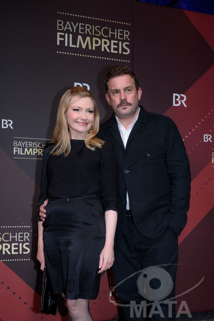 _DWI5256 | Johanna Christine Gehlen und Sebastian Bezzel bei der Verleihung des 47. Bayerischen Filmpreises 2026  im Prinzregententheater. München, Deutschland. Der Bayerische Filmpreis wird seit 1979 von der Bayerischen Staatsregierung verliehen, um die Bedeutung des Kinofilms als Kulturgut herauszustellen - Realisiert mit Pictrs.com