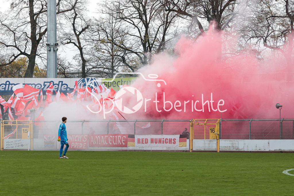 SV Vikoria Aschaffenburg - FC Bayern Amateure | Der Gaesteanhang mit Pyrotechnik im Gaestebereich von Aschaffenburg