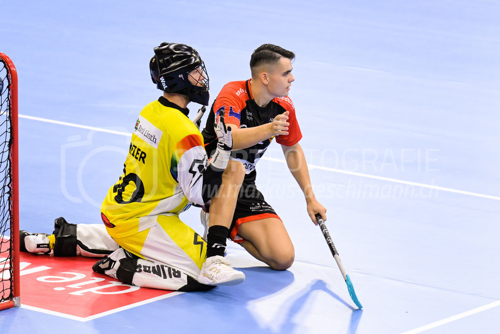 HC Rychenberg vs. Floorball Köniz - 28. August 2022 | HC Rychenberg vs. Floorball Köniz
AXA Arena, Winterthur
Doppeltordeckung mit Pascal Meier (#30 HC Rychenberg) und Marco Eyer (#71 HC Rychenberg).
Bild: Sportfotografie Markus Aeschimann | www.markus-aeschimann.ch - Realisiert mit Pictrs.com