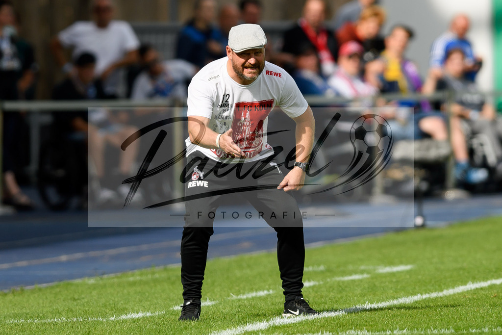 JENKOE20210808_203 | Fussball, Herren: Trainer Steffen Baumgart (1. FC Koeln) gestikuliert beim Spiel der 1. Runde im DFB-Pokal zwischen FC Carl Zeiss Jena und 1. FC Koeln im Ernst-Abbe-Sportfeld am 08.08.2021 in Jena, Deutschland.DFB / DFL REGULATIONS PROHIBIT ANY USE OF PHOTOGRAPHS AS IMAGE SEQUENCES AND/OR QUASI-VIDEO. - Realisiert mit Pictrs.com