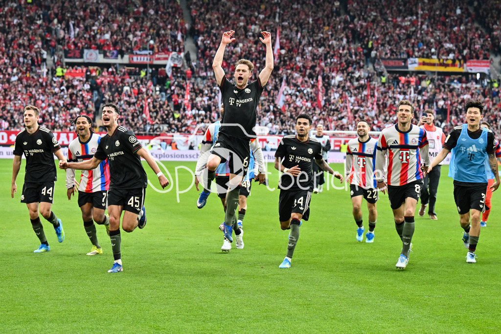 SC Freiburg - FC Bayern München | FREIBURG, GERMANY - 04. APRIL: die Spieler der Gäste feiern zusammen mit den Fans den 2-3 Auswärtssieg in Freiburg während dem Bundesligamatch zwischen dem SC Freiburg und dem FC Bayern München am 28. Spieltag im Europa-Park Stadion / DFL REGULATIONS PROHIBIT ANY USE OF PHOTOGRAPHS AS IMAGE SEQUENCES AND/OR QUASI-VIDEO / Josip STANISIC (FC Bayern Munich 44), Aleksandar PAVLOVIC (FC Bayern Munich 45), Joshua KIMMICH (FC Bayern Munich 6), Leon GORETZKA (FC Bayern Munich 8)