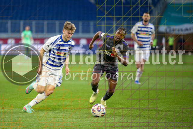 07.04.2026, GER, Fussball, Herren, 3. Liga, Saison 2025/2026, MSV Duisburg - VfL Osnabrück | Dominik Kother (MSV Duisburg) und Ismail Badjie (Osnabrück) im Kampf um den Ball 
