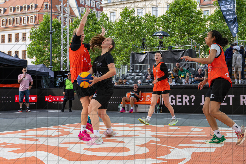 DIE FINALS 2025 | Dt. Meisterschaft 3x3   | Letzte Spiele in der Vorrunde. //  02.08.25: DIE FINALS 2025 | Dt. Meisterschaft 3x3   / Dresden / Deutschland  //   CREDIT:www.bullenfotos.de, Martin König, Hörner Weg 40, D-49078 Osnabrück, +4917663732967 // Nutzung und Weitergabe nur zu den vereinbarten Zwecken. Presseanfragen an Ersteller. Alle Rechte beim Ersteller. Honorierung nach MFM. - Realisiert mit Pictrs.com