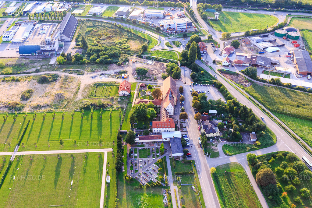 Luftbild: Eremitage Waghäuse im Abendlichtl in Waghäusel im Bundesland Baden-Württemberg in Deutschland. – Foto: IMG_102479.jpg vom 24.08.2017 durch Werner Riehm/FLY-FOTO.de – Auflösung des Originals: 4874 x 3249 px – Link zu der der Hirsch & Wölfl GmbH - Link öffnet in neuem Fenster