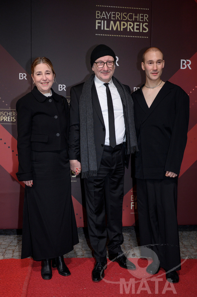 _DWI5459 | Christina Scholz, Rainer Bock und Moritz Bock bei der Verleihung des 47. Bayerischen Filmpreises 2026  im Prinzregententheater. München, Deutschland. Der Bayerische Filmpreis wird seit 1979 von der Bayerischen Staatsregierung verliehen, um die Bedeutung des Kinofilms als Kulturgut herauszustellen - Realisiert mit Pictrs.com