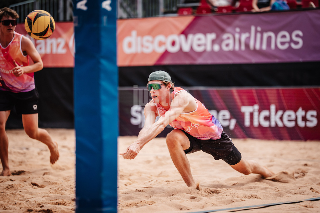 Beachvolleyball | Männer | Allianz German Beach Tour 2025 | Tourstop München | 10.07.2025 | Malte Höppner springt zum Ball