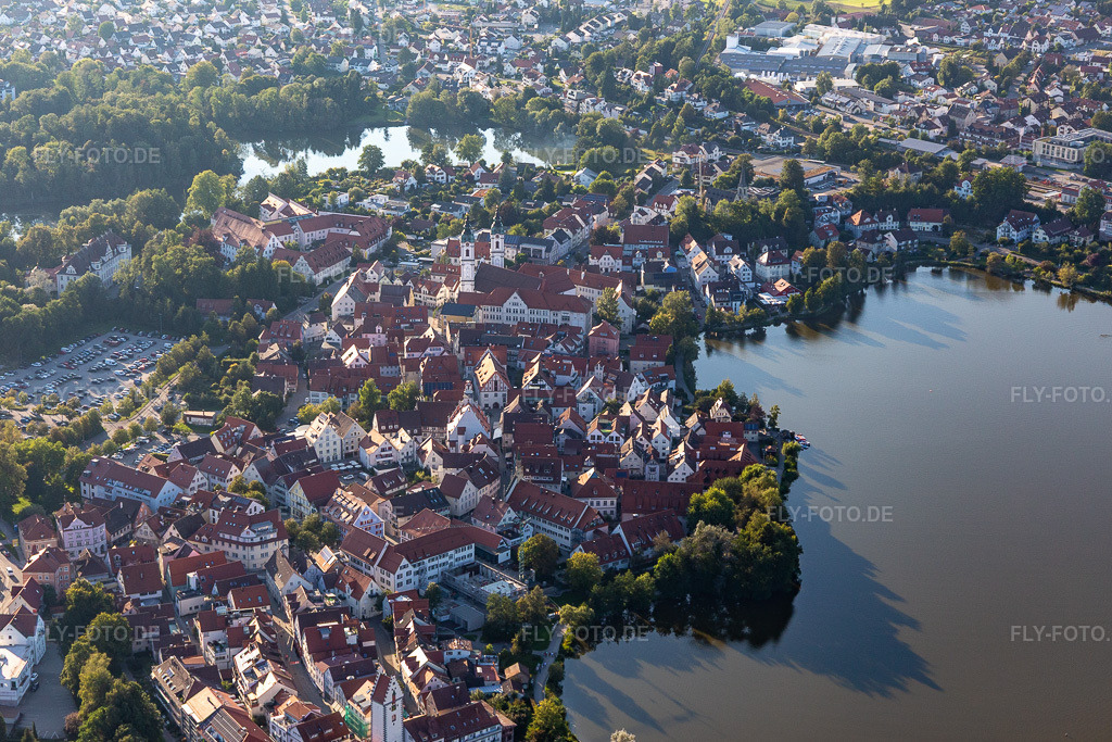 Luftbild: Stadtansicht des Innenstadtbereiches an den Uferbereichen des Stadt See im Ortsteil Steinach in Bad Waldsee im Bundesland Baden-Württemberg in Deutschland. Foto: IMG_128918.jpg vom 03.09.2021 durch Werner Riehm/FLY-FOTO.de