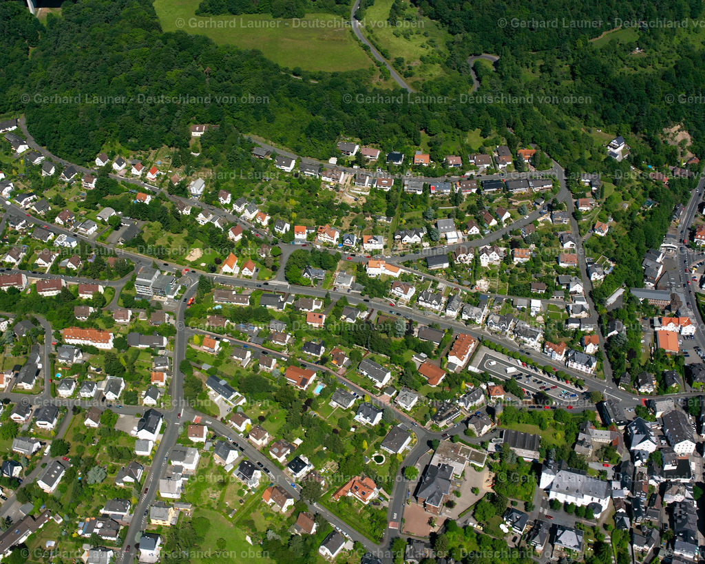 2610499 | HöRBACH 09.06.2006 Von Wald und Forstgebieten umgebener Ortskern der Straßen und Häuser und Wohngebiete in Hörbach im Bundesland Hessen, Deutschland // Surrounded by forest and forest areas center of the streets and houses and residential areas in Hörbach in the state Hesse, Germany Foto: Gerhard Launer