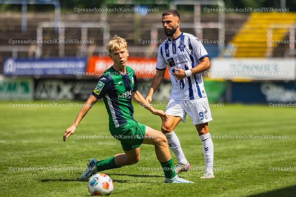 xKWI19072501036 | 19.07.2025, xkwix, Fußball, FC Gütersloh - VfB Oldenburg, Ohlendorf Stadion im Heidewald: Paul-Joel Sauer ( FC Gütersloh #30 ) im Zweikampf gegen Drilon Demaj (VfB Oldenburg #9) 