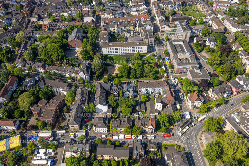 Witten240506842 | Luftbild, Himmelfahrtskirmes auf der Ruhrstraße am Gebäude der Sparkasse Witten Hauptstelle und mit Finanzamt Gebäude, Seniorenheim Voß'scher Garten, Ecke Berger Straße am Amtsgericht, Wohngebiet Schillerstraße und Gerichtsstraße mit Gerichtsschule mit grünen Bäumen, Karussell und Verkaufsstände, Witten, Ruhrgebiet, Nordrhein-Westfalen, Deutschland