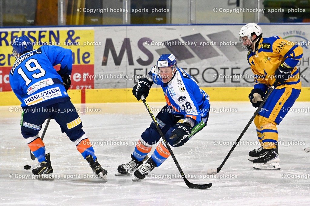 ESC SPARKASSE STEINDORF vs. 1. EHC ALTHOFEN | #19 Friedrich Lukas ESC Steindorf, #18 Pewal Martin ESC Steindorf, #47 Rainer Michael EHC Althofen, ESC SPARKASSE STEINDORF vs. 1. EHC ALTHOFEN, ESC SPARKASSE STEINDORF vs. 1. EHC ALTHOFEN am 30.11.2025 in Steindorf (Ossiachersee Halle), Austria, (Photo by Bernd Stefan)