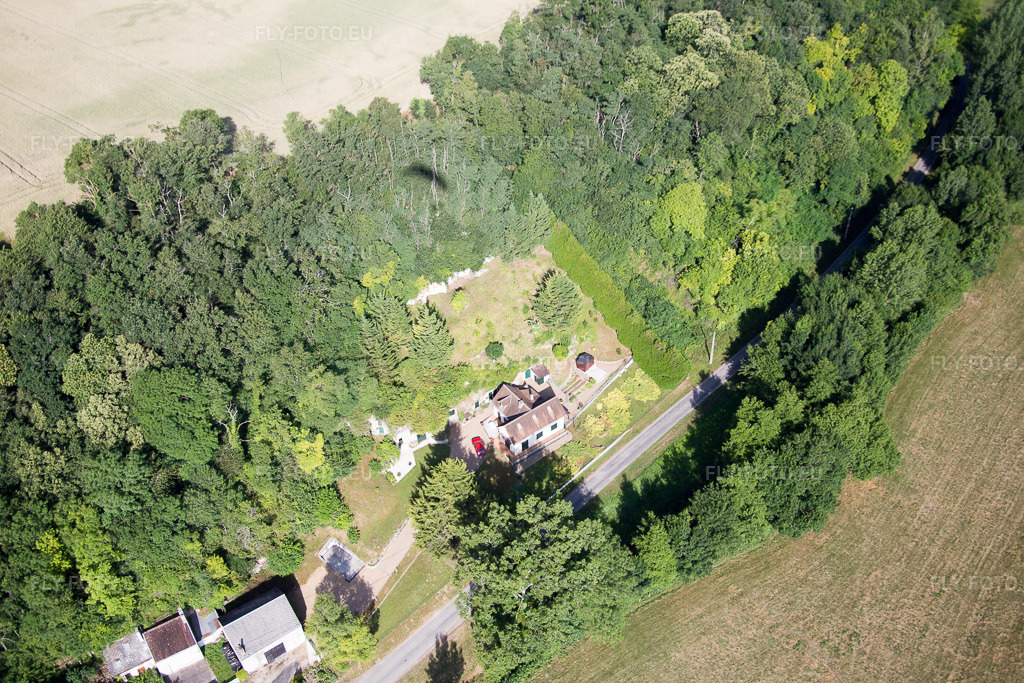 Vue aérienne: Vue de la ville à Saint-Rimay dans le département Loir et Cher, France. Photo: IMG_081122.jpg prise le 19/06/2015 par Werner Riehm/FLY-FOTO.euRésolution de l'original: 5472 x 3648 px