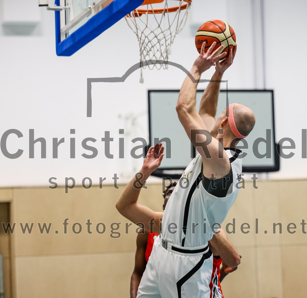 2022-12-03_020_TSV_Vaterstetten_gegen_TG_Landshut | Vaterstetten, Deutschland, 03.12.2022:
Basketball, Bayernliga Herren Südost 2022 / 2023, 7. Spieltag, TSV Vaterstetten gegen TG Landshut, Endergebnis: 71:78

F. Sutur (TSV Vaterstetten, #3)

Foto: Christian Riedel / fotografie-riedel.net