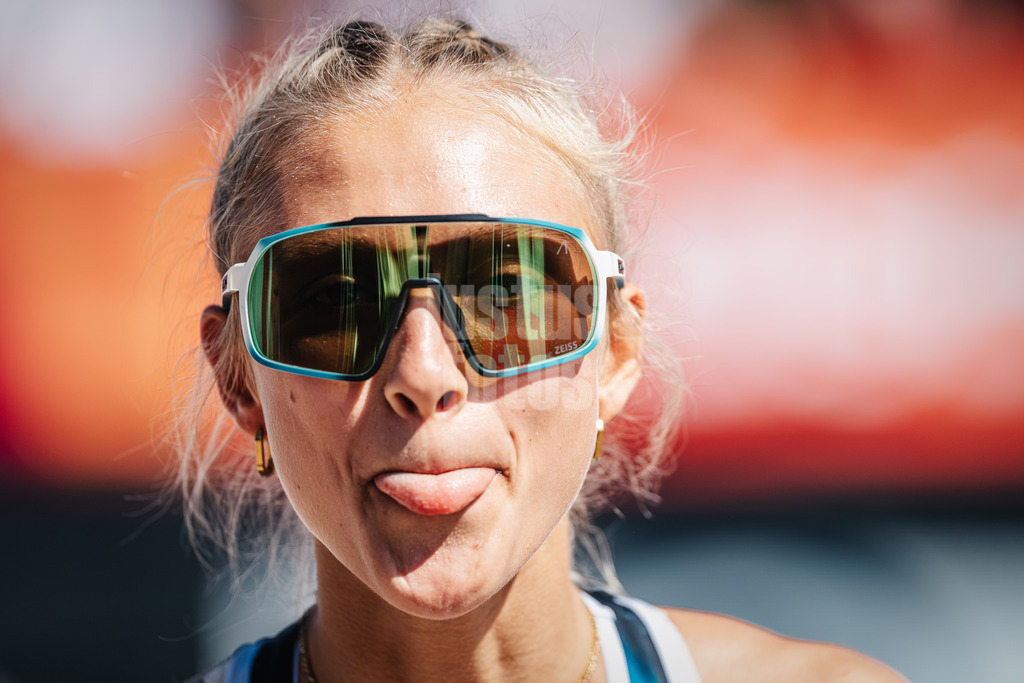 Beachvolleyball | Frauen | Allianz German Beach Tour 2024 | Tourstop Kühlungsborn | 10.08.2024 | Paula Schürholz streckt die Zunge raus