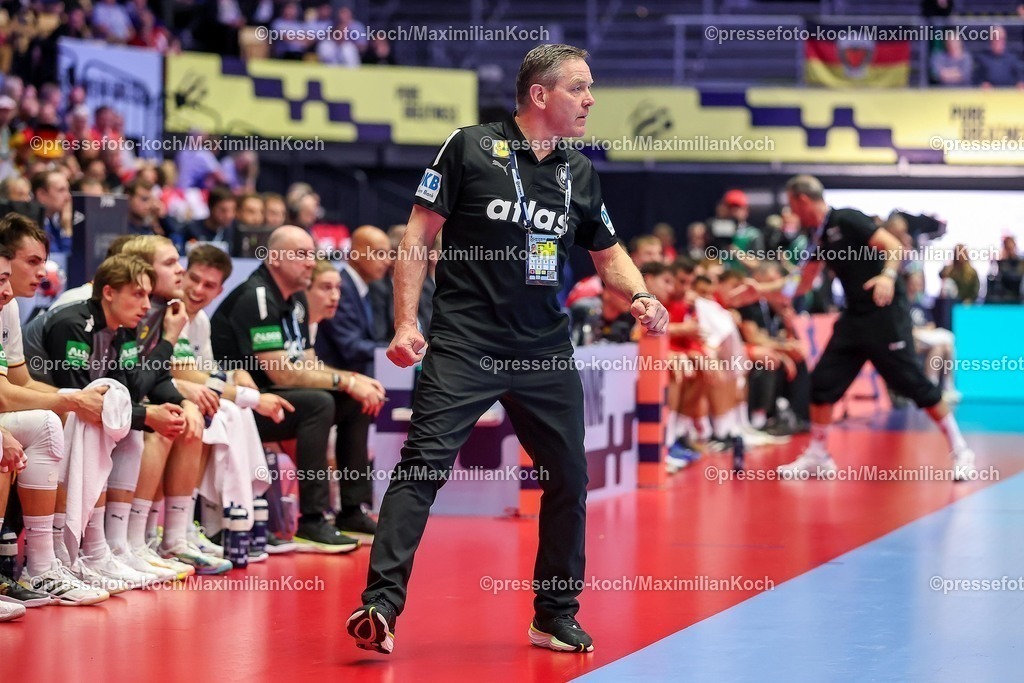EHF15012602064 | 15.01.2026, Handball, Men's EHF EURO 2026, Deutschland - Östereich, Jyske Bank Boxen in Herning, Dänemark, Preliminary Round: Headcoach Alfred Gislason (Germany #hc) gestikulierend am Spielfeldrand  