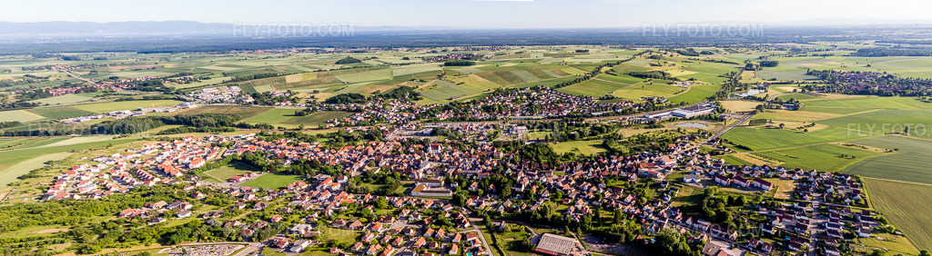Aerial view: Panorama - perspective of the Soultz-sous-Forets in Soultz-sous-Forêts in the state Bas-Rhin, France. – Photo: IMG_100769-Pano.jpg taken on 06/08/2017 by Werner Riehm/FLY-FOTO.com – Resolution of the original: 13409 x 3695 px
