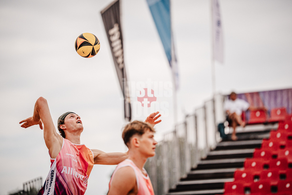 Beachvolleyball | München | Allianz German Beach Tour 2025 | Tourstop München | 03.07.2025 | Malte Höppner beim Aufschlagen